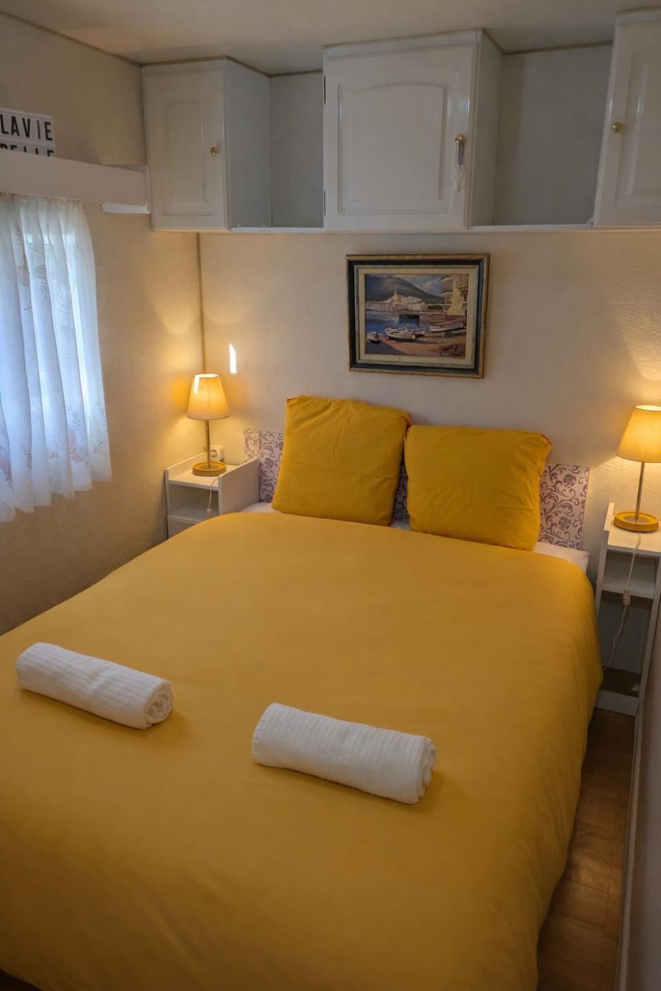 Bed, Bedroom, towels