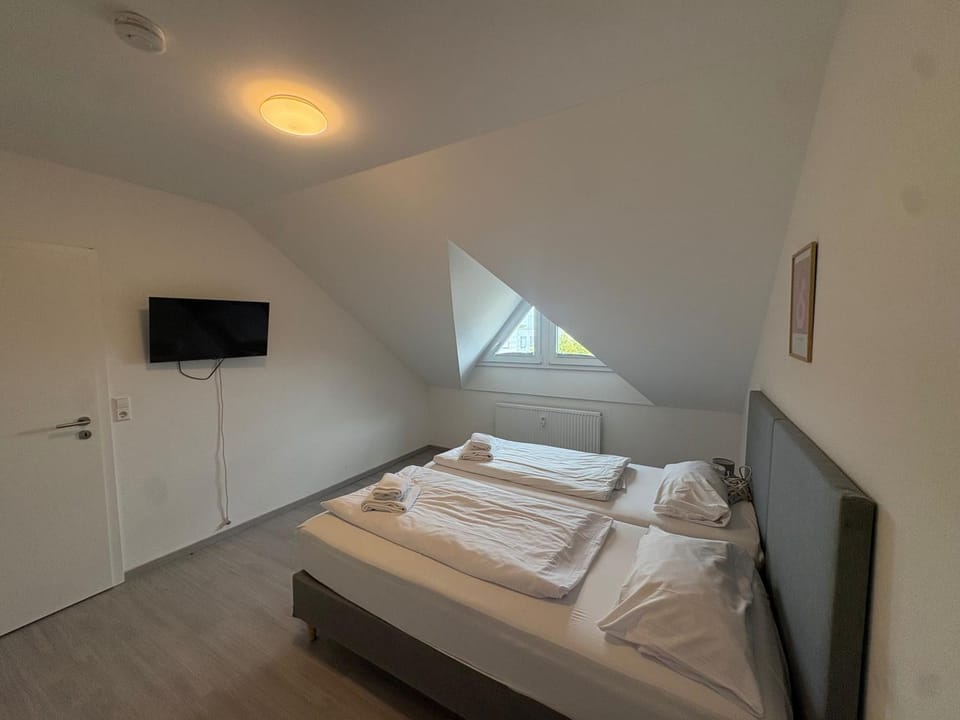 Bed, TV and multimedia, Photo of the whole room, Bedroom, towels
