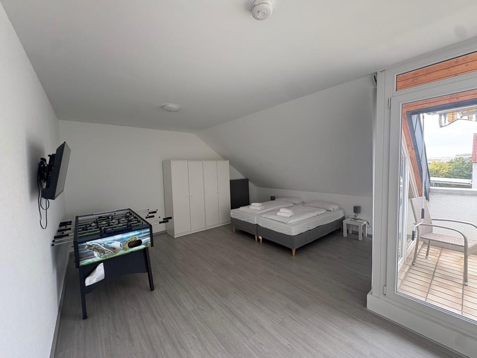 Bed, TV and multimedia, Dining area, Bedroom