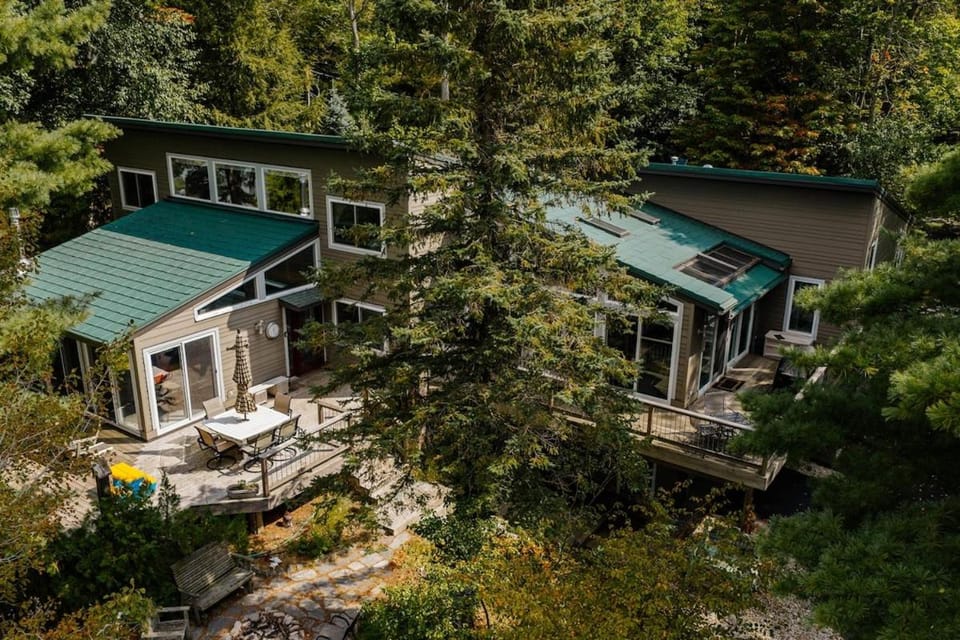 Lakeside Escape 5BR Hot Tub Family Friendly House in Michigan