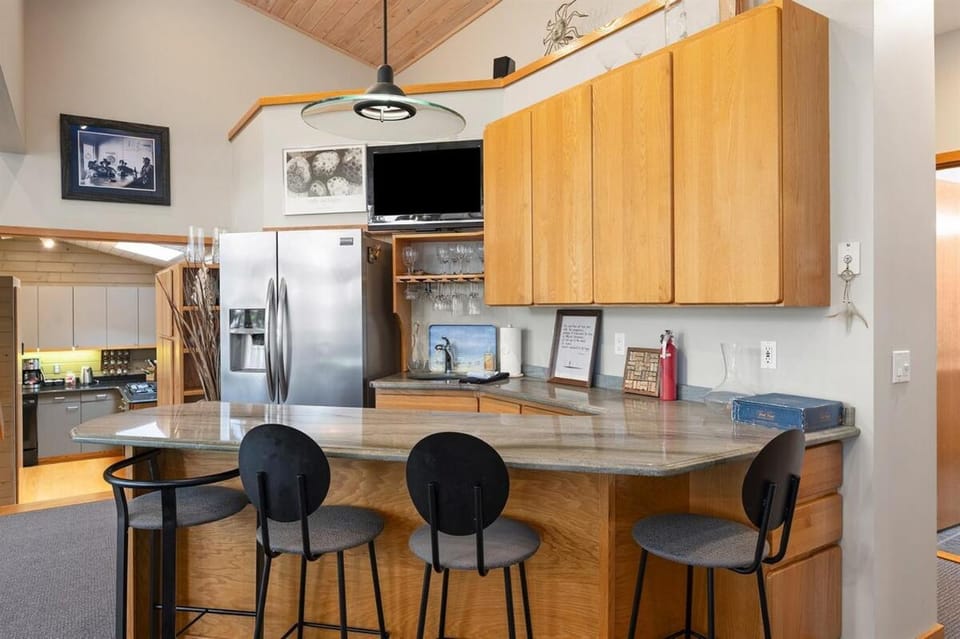 Lakeside Escape 5BR Hot Tub Family Friendly House in Michigan