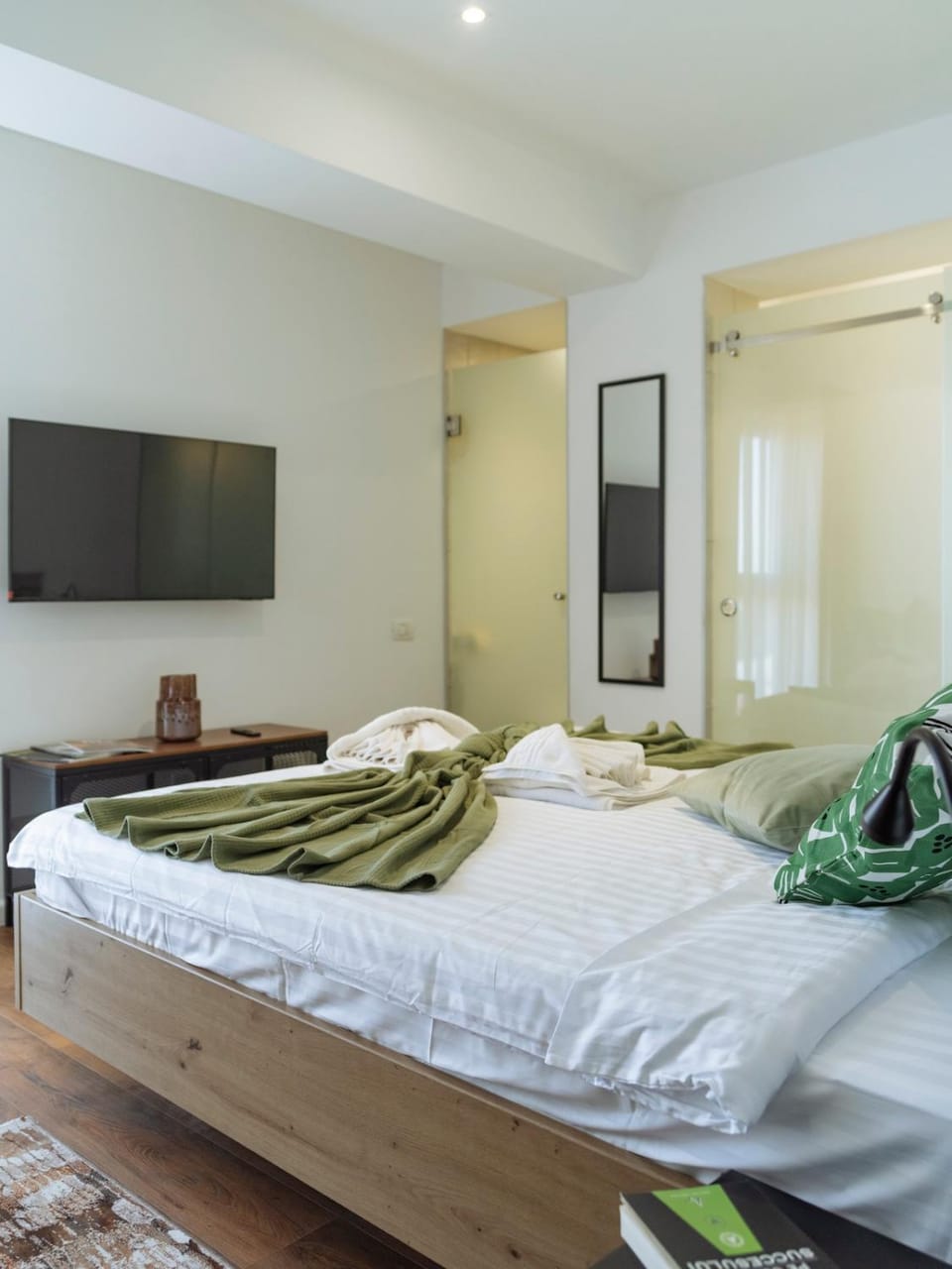 Central 24 Penthouse - New Building & Parking Apartment in Bucharest