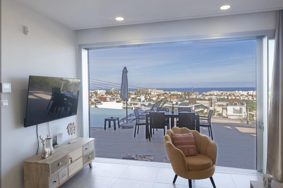 TV and multimedia, View (from property/room), Balcony/Terrace, Living room, Sea view