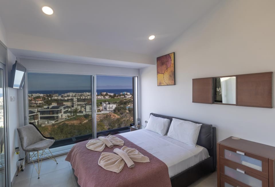 Bed, TV and multimedia, Bedroom