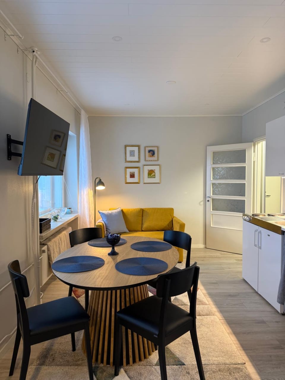 TV and multimedia, Kitchen or kitchenette, Living room, Photo of the whole room, Seating area