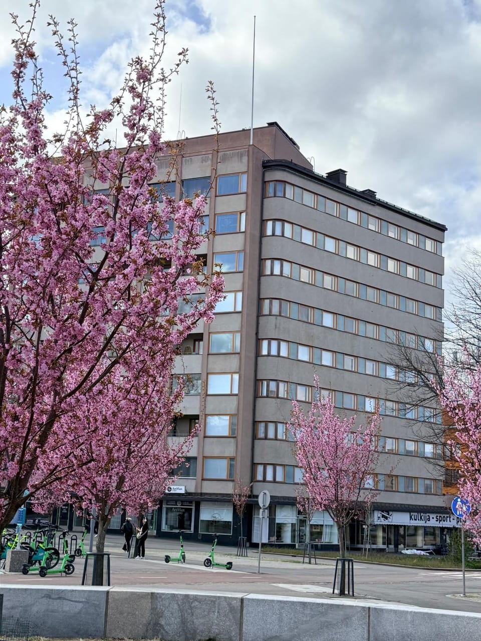 Spring, Street view, Location