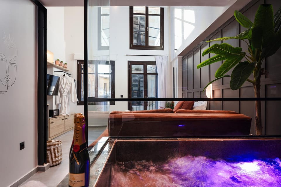 Bed, Hot Tub, Living room, Photo of the whole room, Seating area, Bath