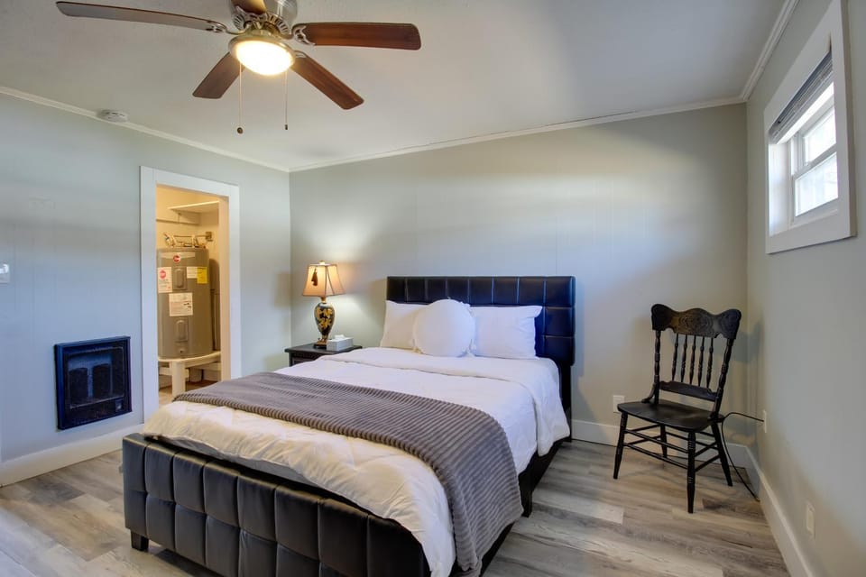 Huntsville Studio w/ Workspace Near Downtown Apartment in Huntsville