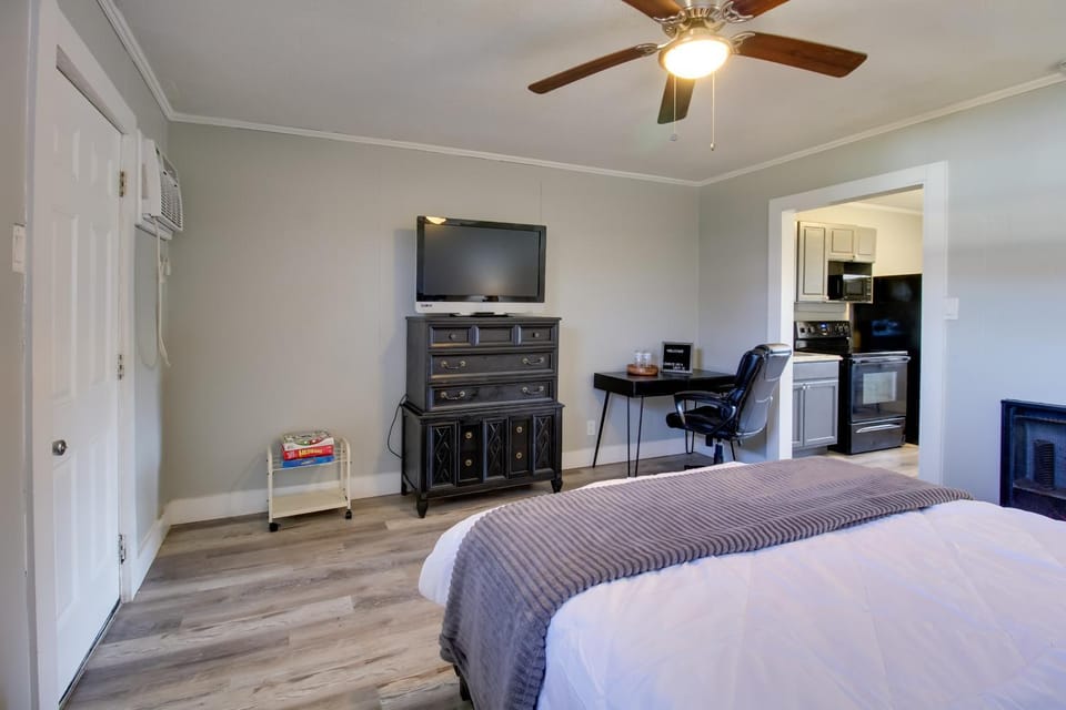 Huntsville Studio w/ Workspace Near Downtown Apartment in Huntsville