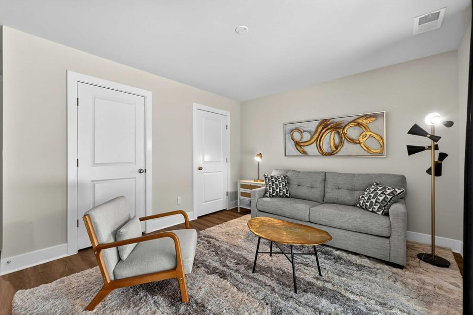 Modern Mid-Century Townhome w Deck near festivals House in Winchester