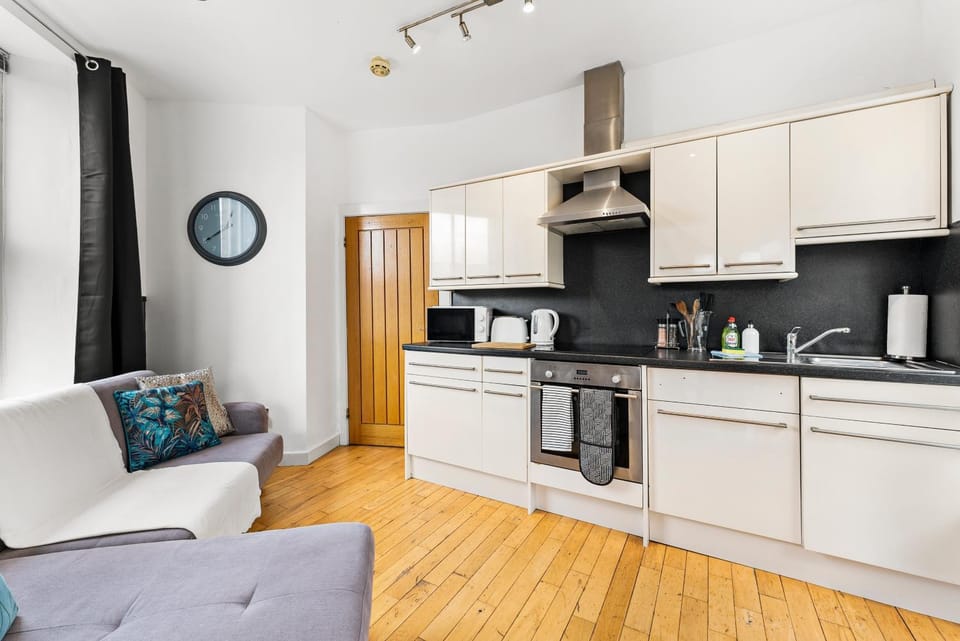Simple 2 Bed in Central Dewsbury -Sleep 4 Apartment in Dewsbury