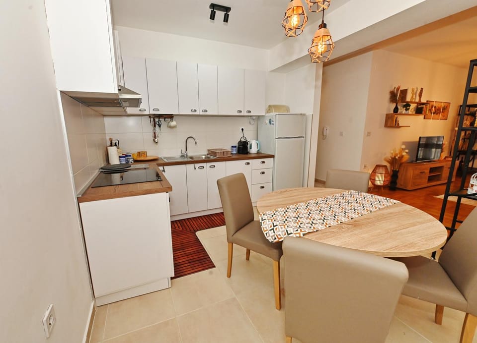 Dining area, kitchen