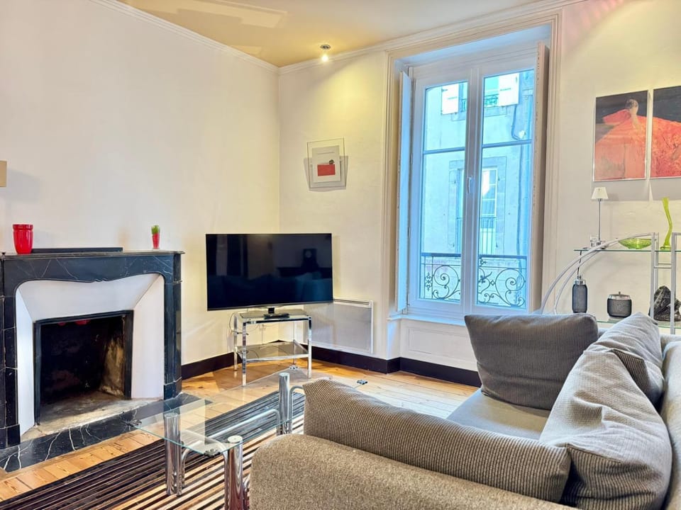 TV and multimedia, Living room, Seating area, City view