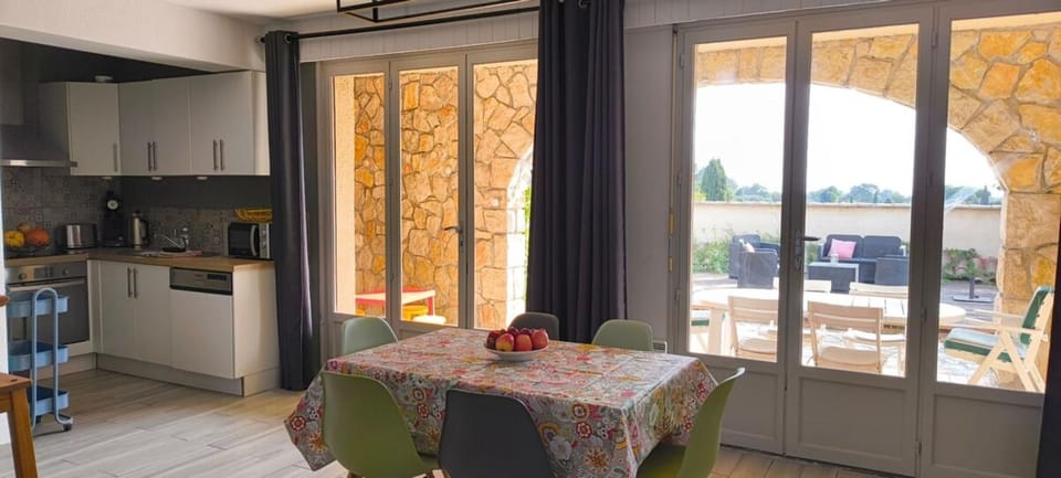Nice A-C apartment for 6 between the sea and the mountain House in French Riviera