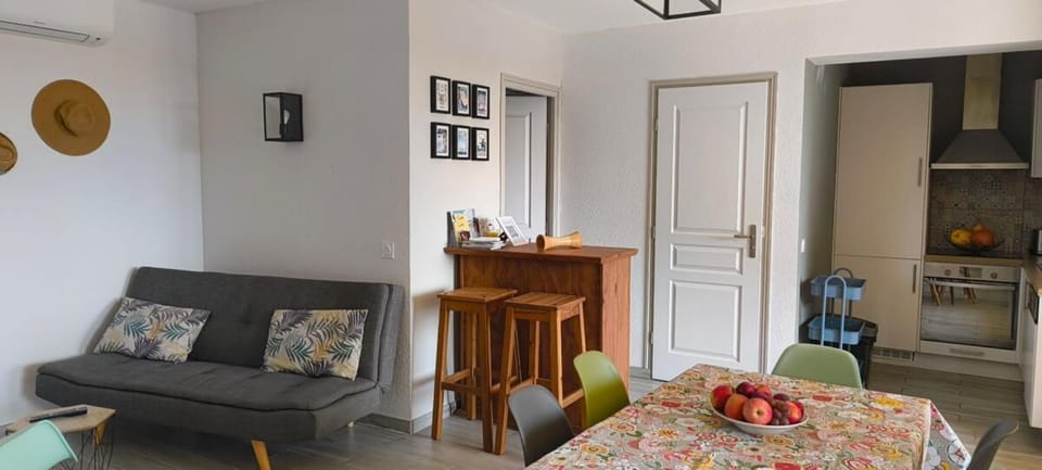 Nice A-C apartment for 6 between the sea and the mountain House in French Riviera