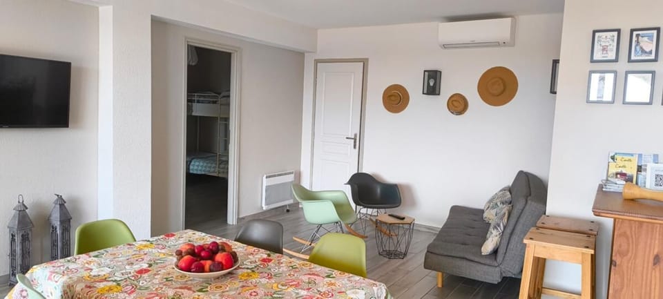 Nice A-C apartment for 6 between the sea and the mountain House in French Riviera
