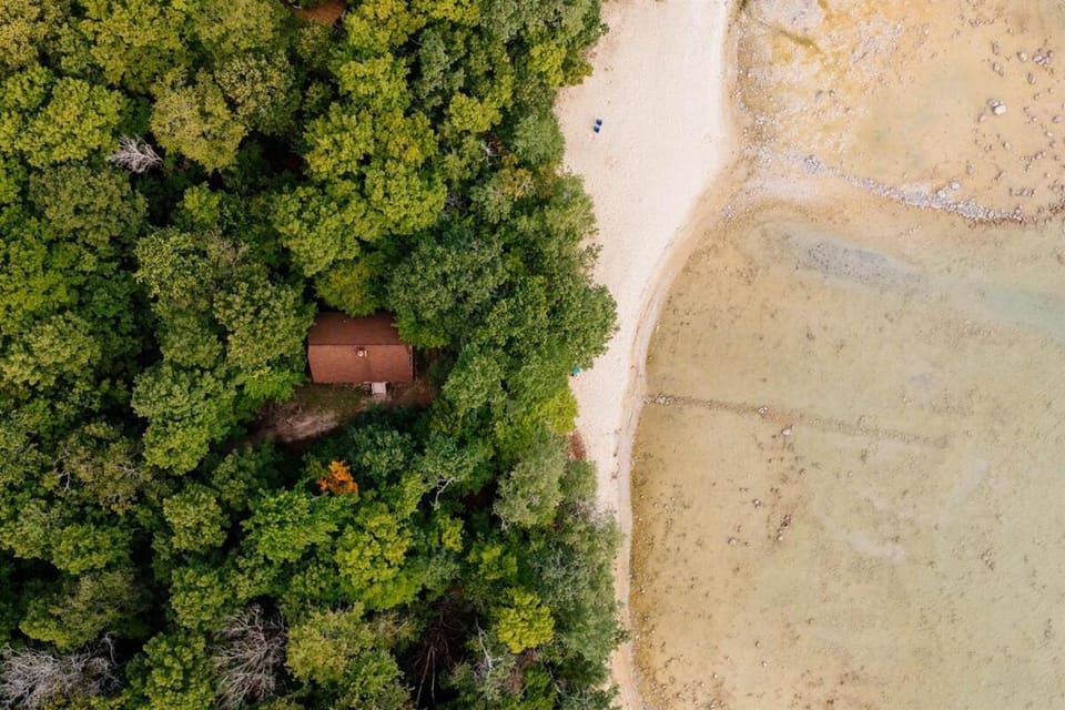 East Beach Cottage Sandy Secluded 3 King Beds House in Michigan