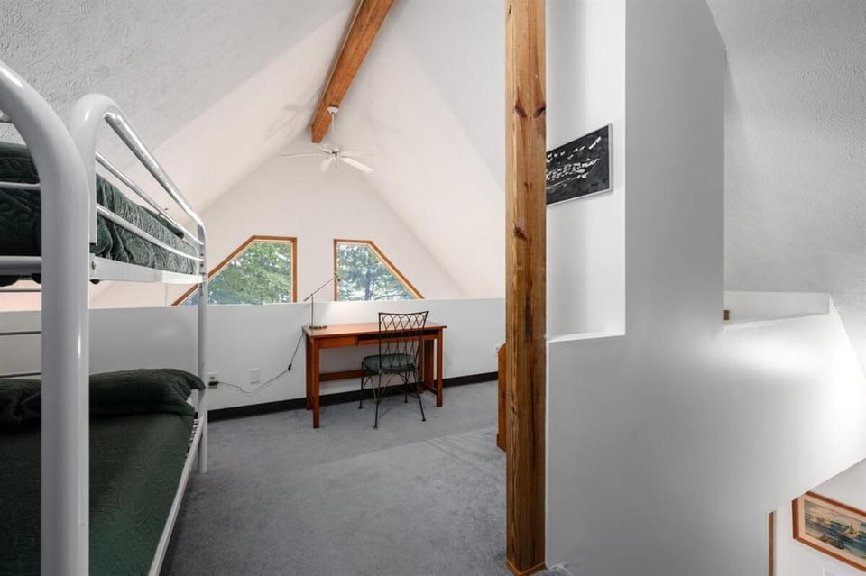 East Beach Cottage Sandy Secluded 3 King Beds House in Michigan