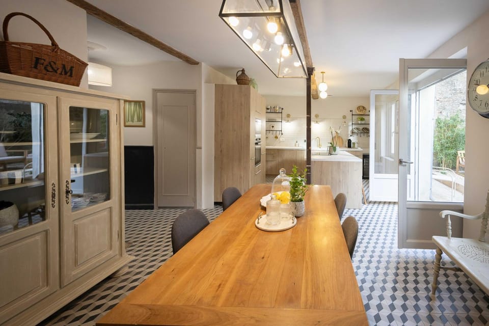Dining area, kitchen