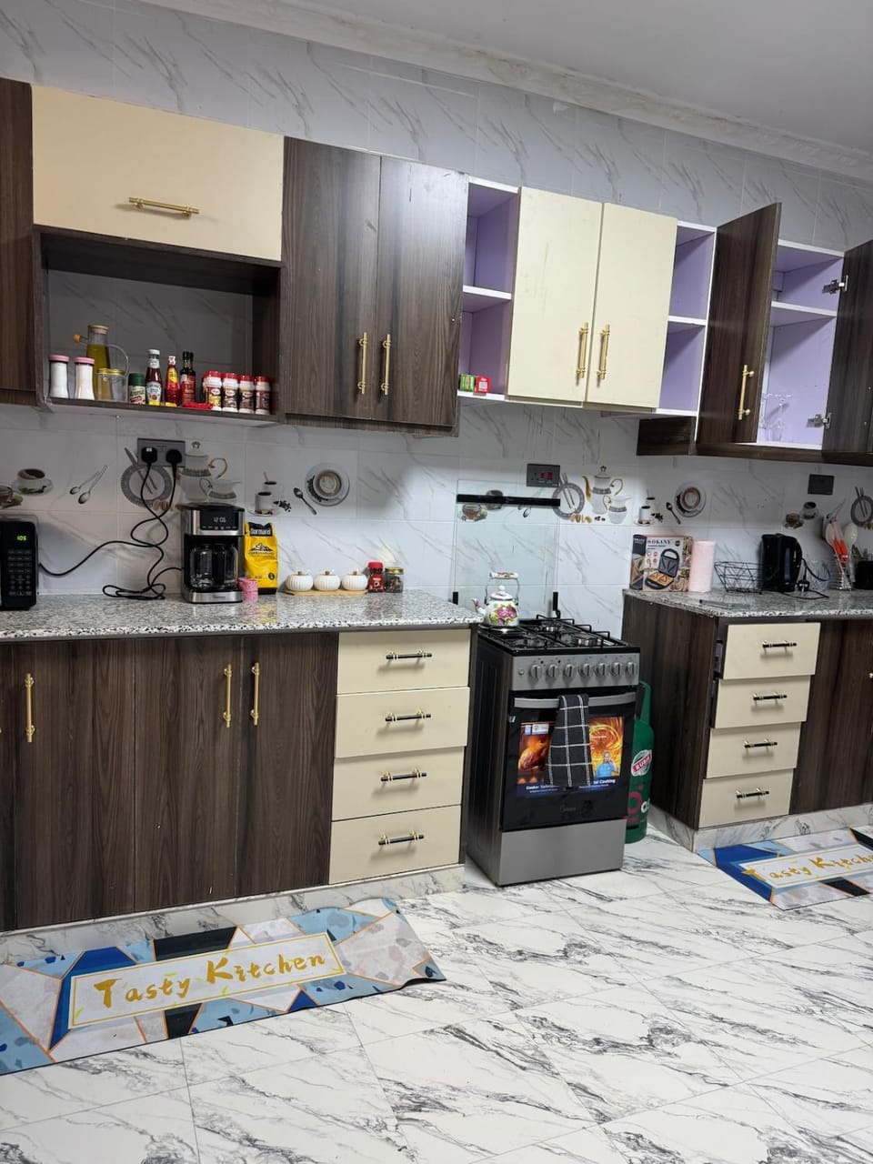 Coffee/tea facilities, Kitchen or kitchenette, stove, toaster