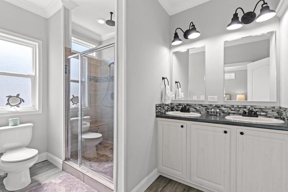 Shower, Toilet, Bathroom, towels