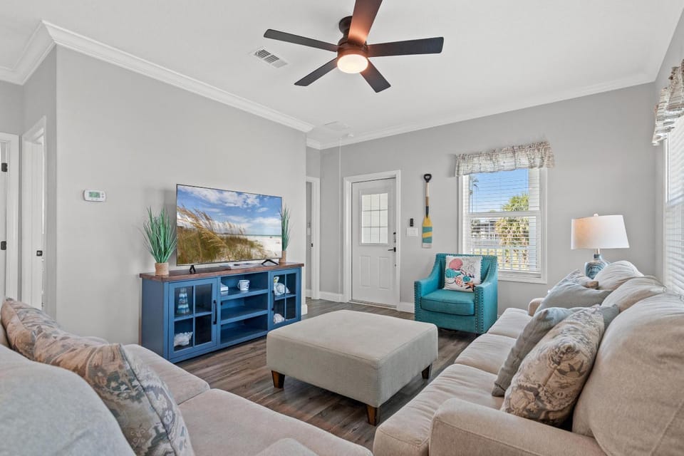 TV and multimedia, Living room, Decorative detail, Seating area