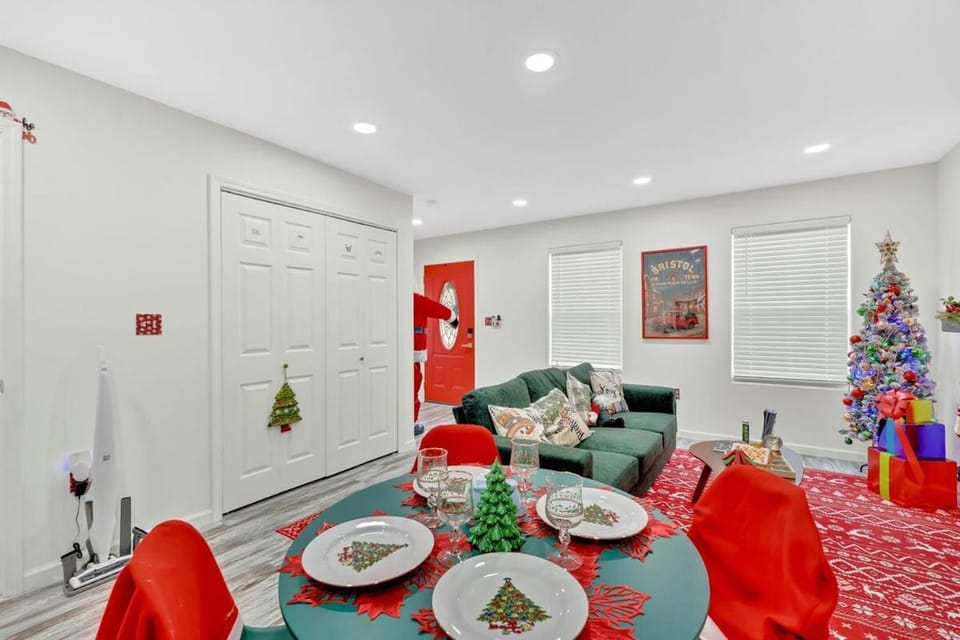 Christmas Themed Getaway in Bristol HOT TUB House in Bristol