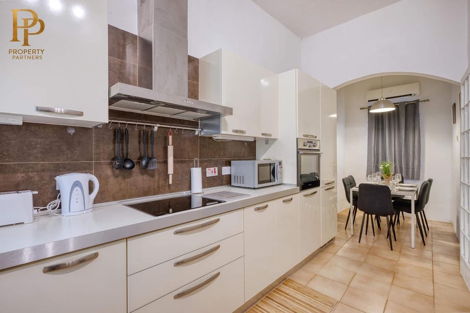 Sliema Stay steps from Seafront & Ferries Apartment in Sliema