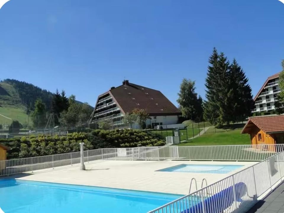 Property building, Day, Natural landscape, Pool view