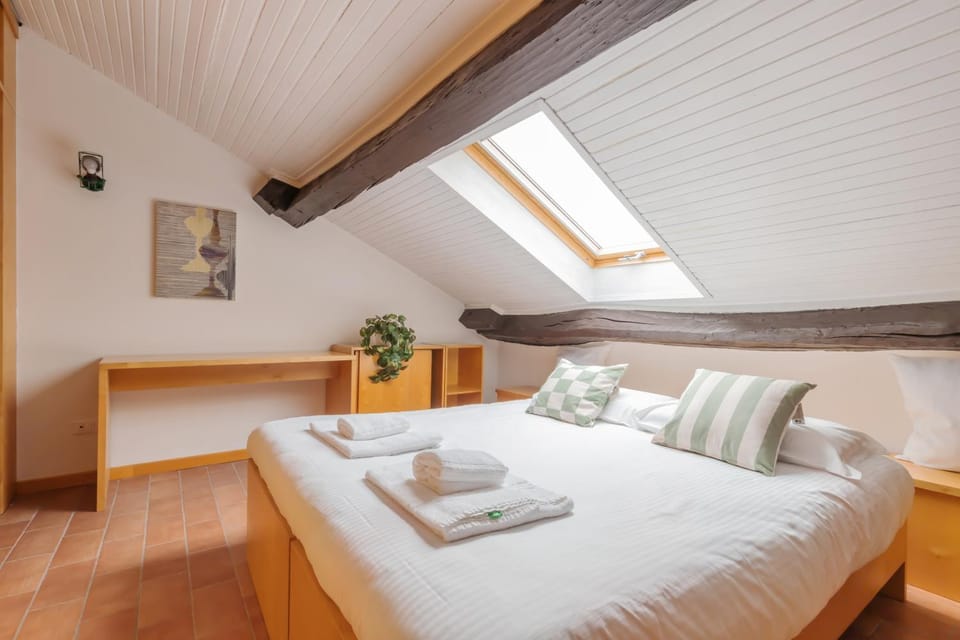 Bed, Photo of the whole room, Bedroom, towels