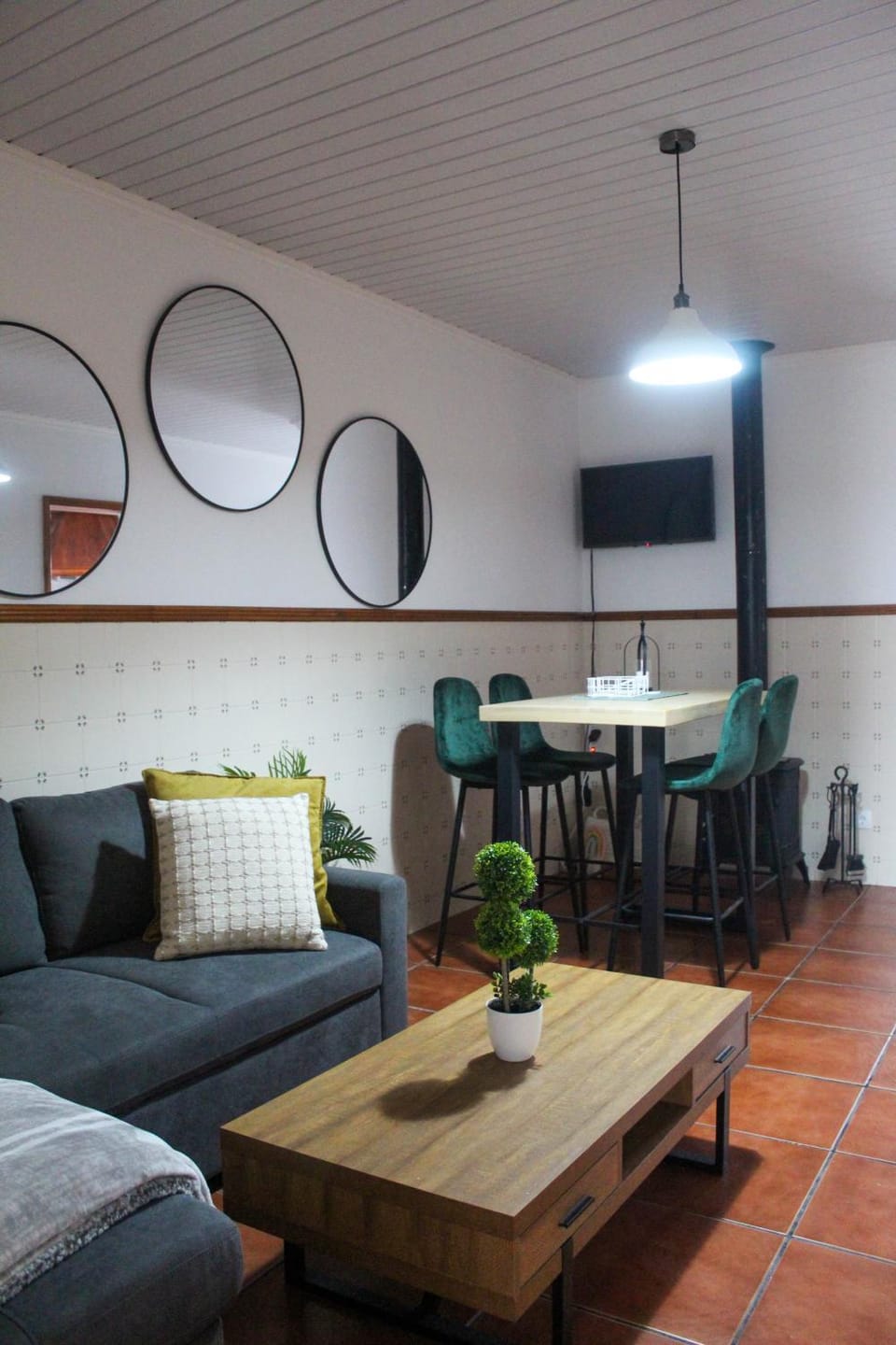 TV and multimedia, Living room, Seating area, Dining area