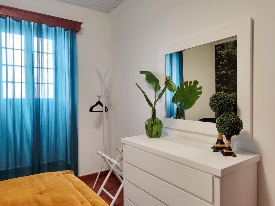Photo of the whole room, Bedroom, wardrobe