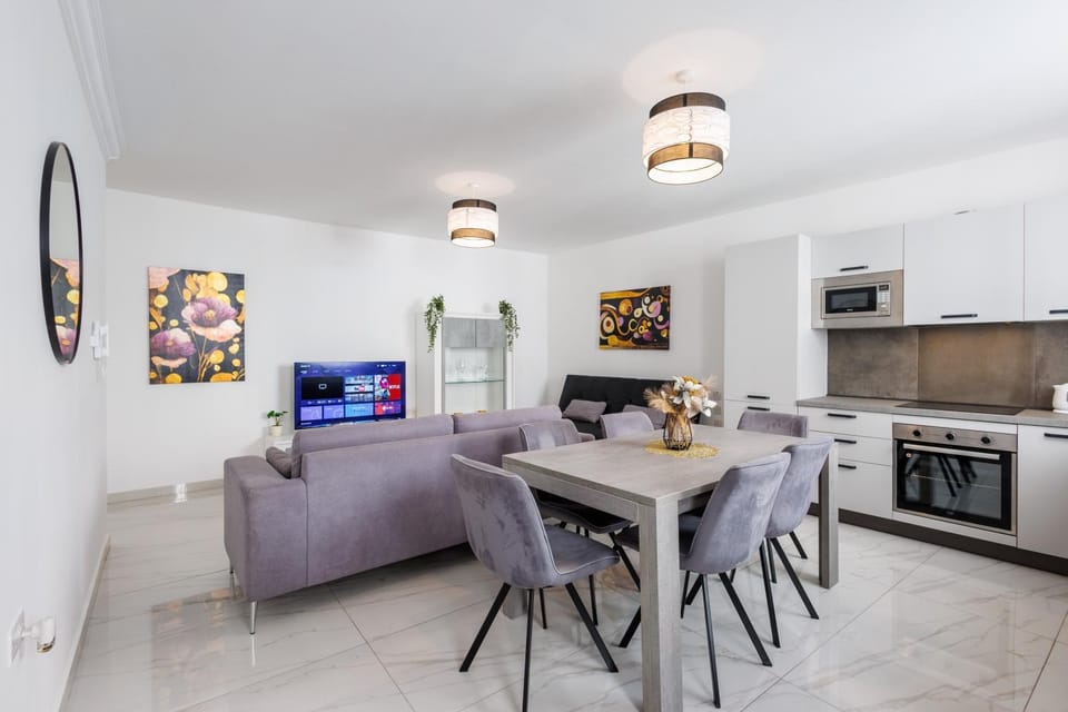 TV and multimedia, Living room, Seating area, Dining area, oven, stove