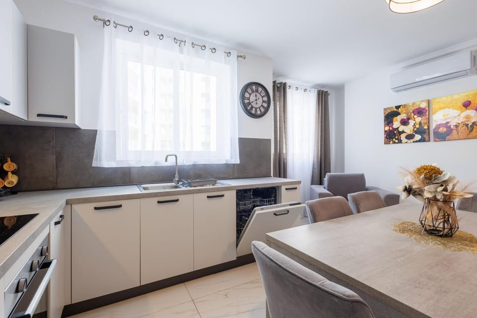 Kitchen or kitchenette, Dining area, dishwasher, oven, stove, air conditioner