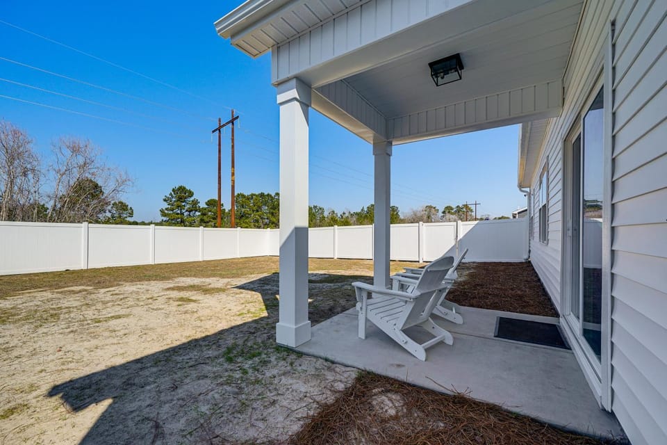 4 Mi to Surf City Beaches! Family Coastal Retreat House in Topsail
