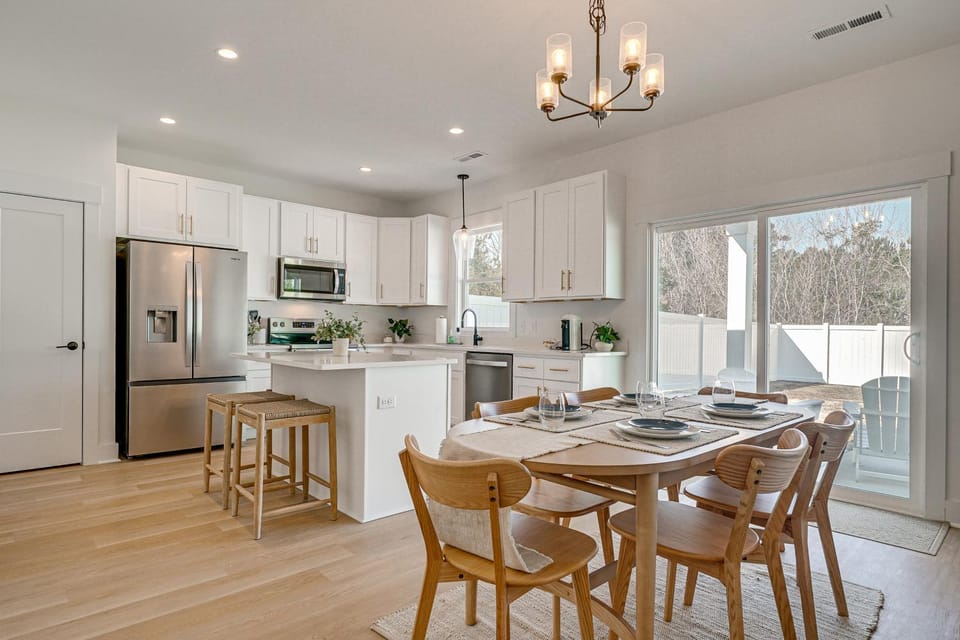 4 Mi to Surf City Beaches! Family Coastal Retreat House in Topsail