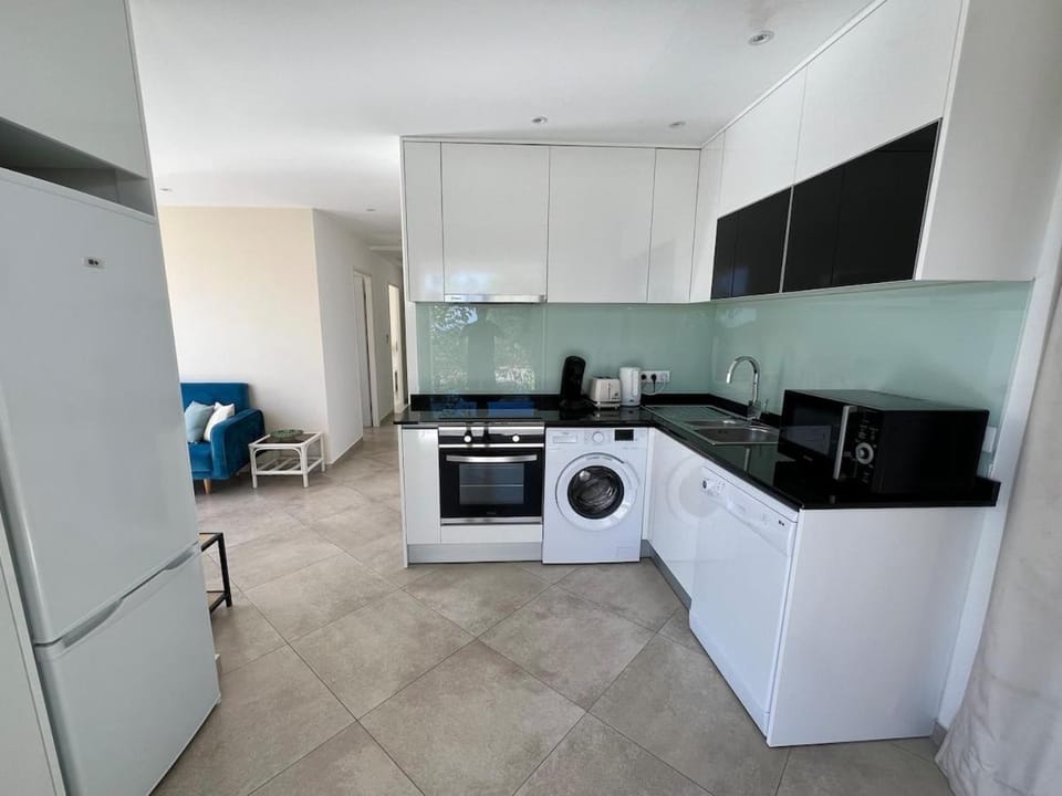 Coffee/tea facilities, Kitchen or kitchenette, dishwasher, microwave, oven, stove, toaster, washing machine, kitchen