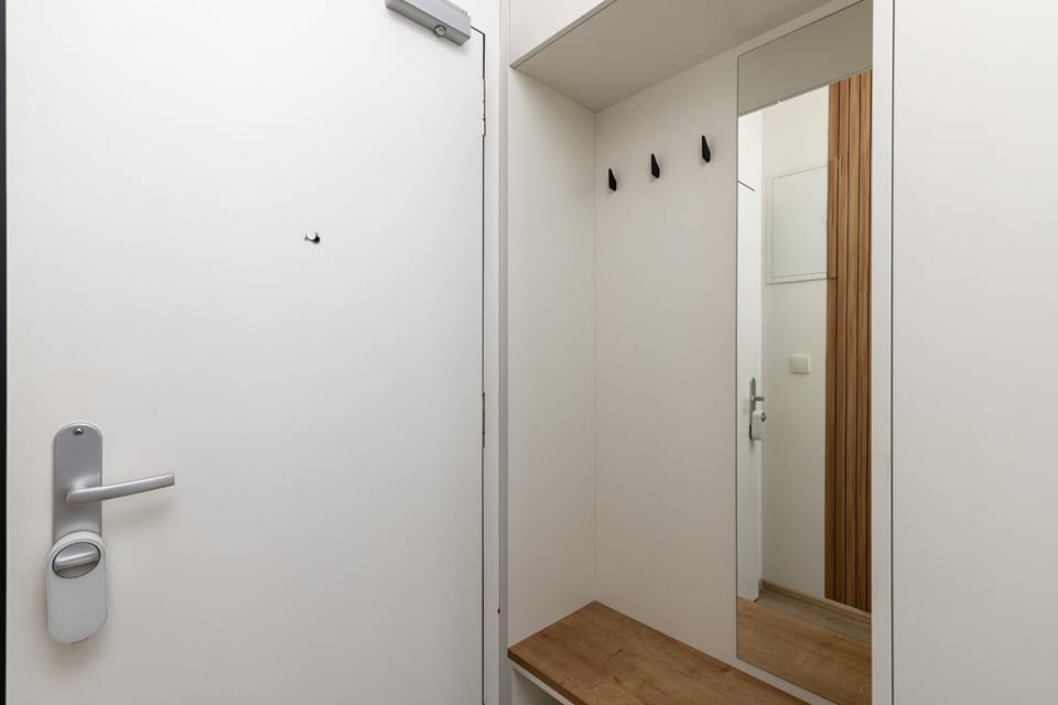 Facade/entrance, wardrobe