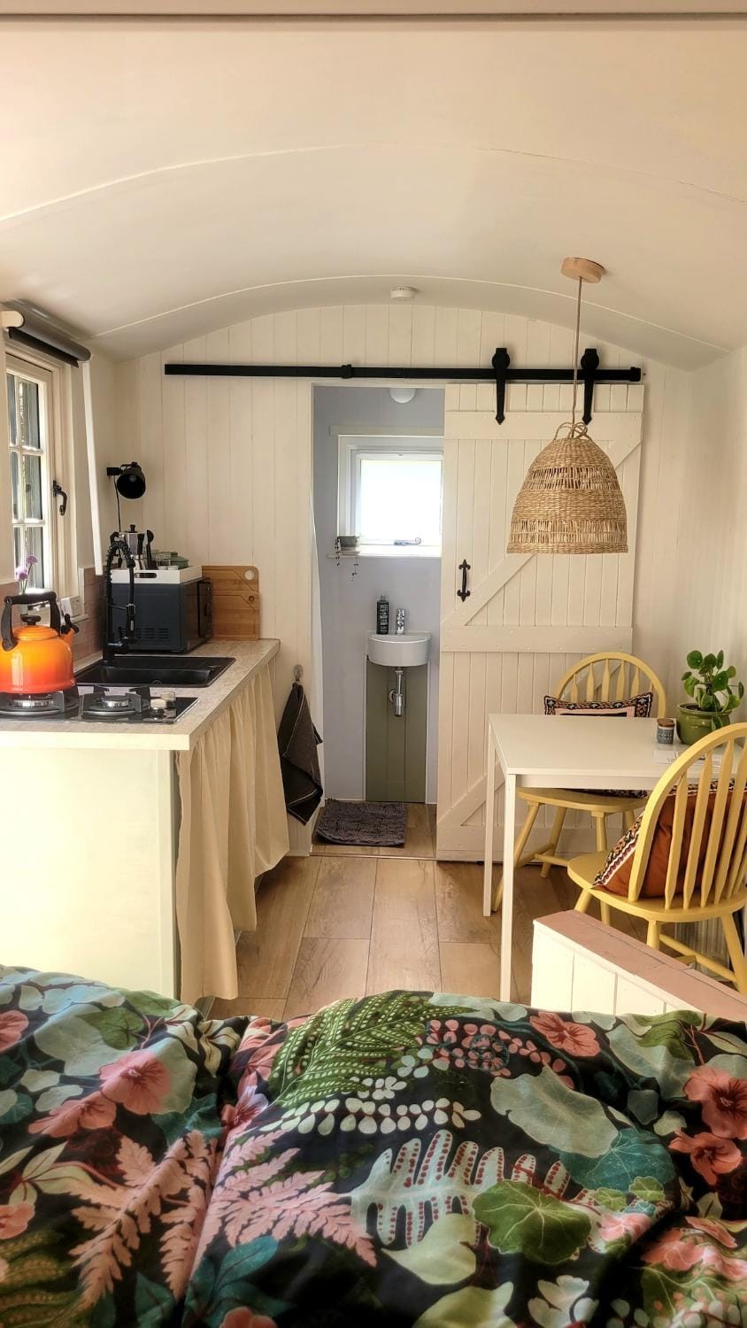 Cwt Cen y Coed House in Wales