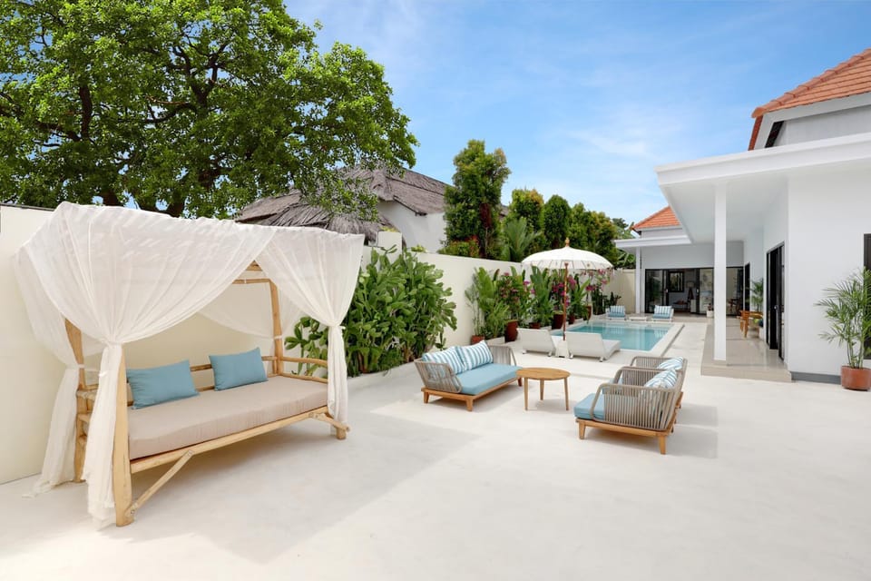 Property building, Patio, Day, Garden, Seating area, Garden view, sunbed