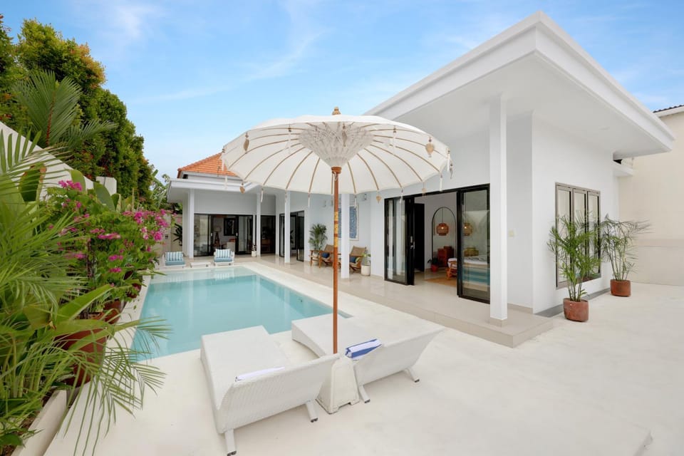 Property building, Patio, Day, Garden, Garden view, Pool view, Swimming pool, sunbed