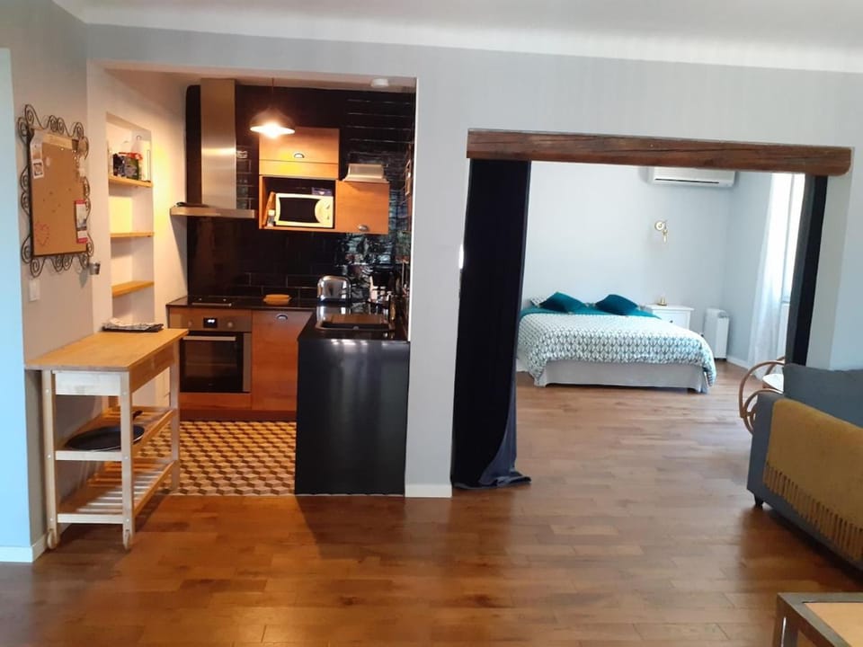 Kitchen or kitchenette, Bedroom