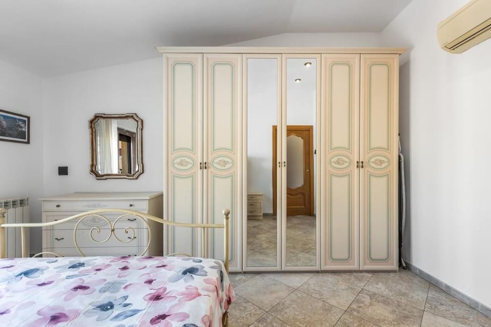 Bed, Photo of the whole room, Bedroom, wardrobe