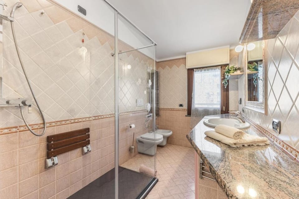 Shower, Toilet, Bathroom, bidet, towels