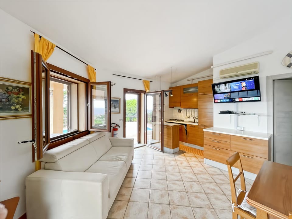TV and multimedia, Kitchen or kitchenette, Living room, Seating area, Dining area, oven