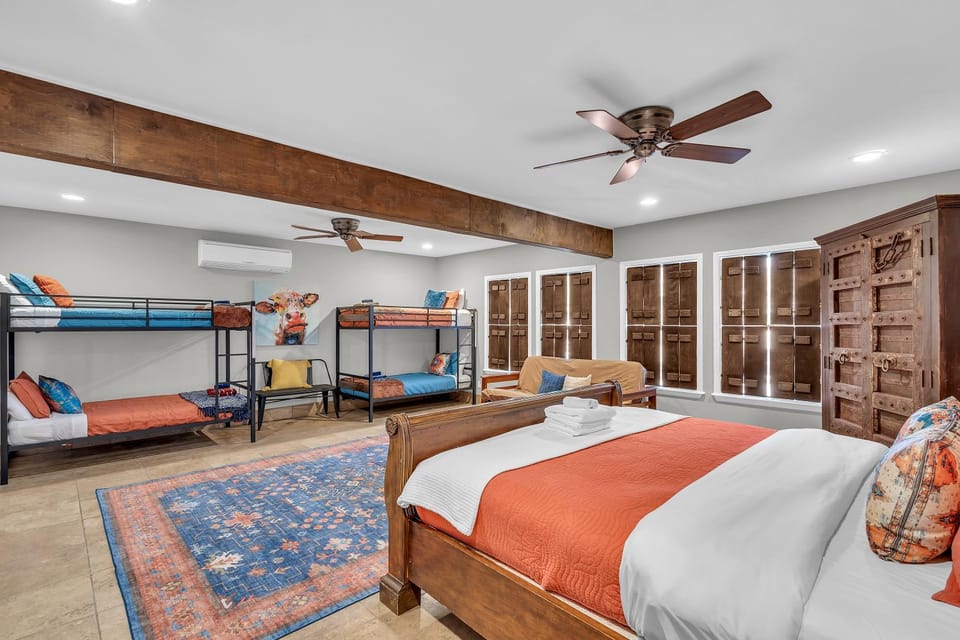 Hill Country Retreat Hot Tub, Weddings, Sleeps 14 House in Rio Grande