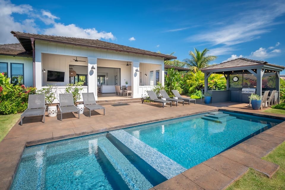 Pool view, Swimming pool, sunbed
