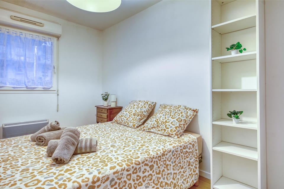 Bed, Photo of the whole room, Bedroom, towels
