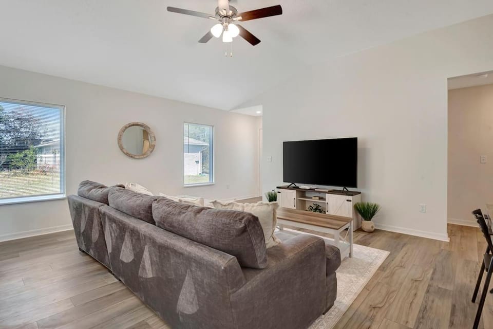 Cozy Beach Retreat Sleeps 10 and Pet Friendly House in Palm Coast