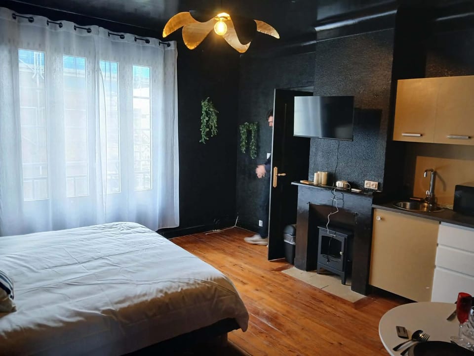 Bed, Photo of the whole room, Bedroom